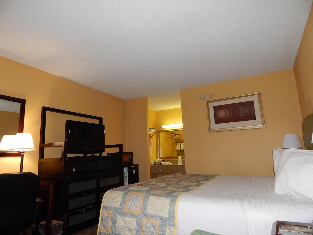 Hotel Ramada By Wyndham Near I-4 3*